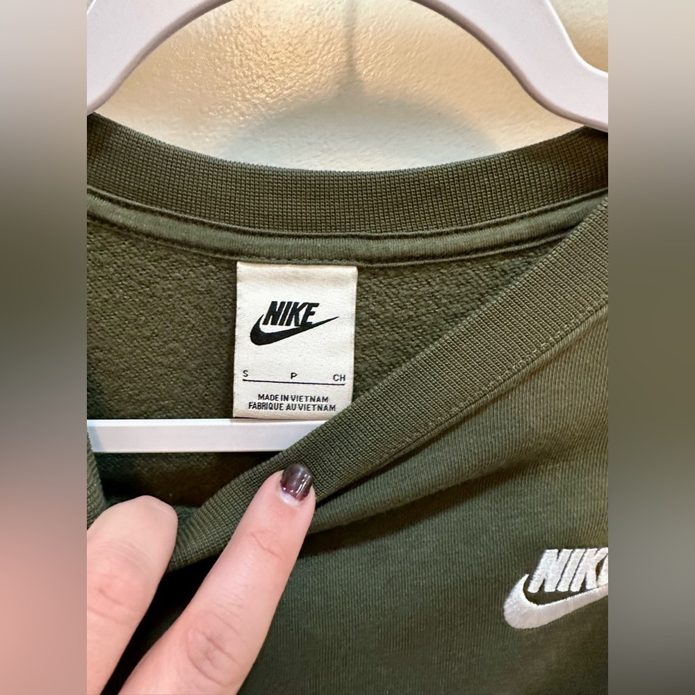 Nike Sportswear Club Men's Fleece Crew-Neck Sweatshirt in Olive Green - Picture 2 of 6